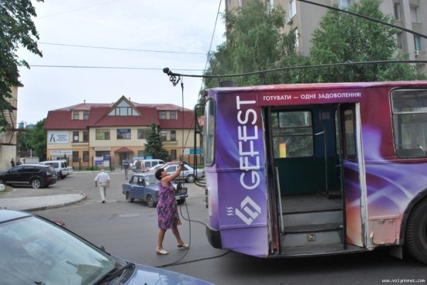 У центрі Луцька «горів» тролейбус. ФОТО