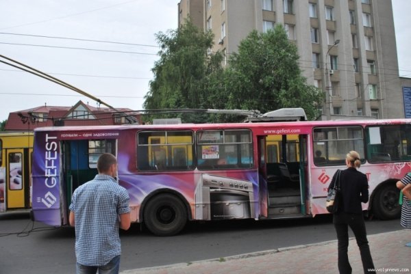 У центрі Луцька «горів» тролейбус. ФОТО