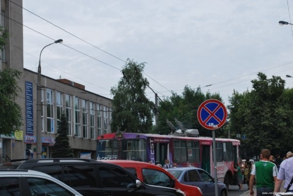 У центрі Луцька «горів» тролейбус. ФОТО