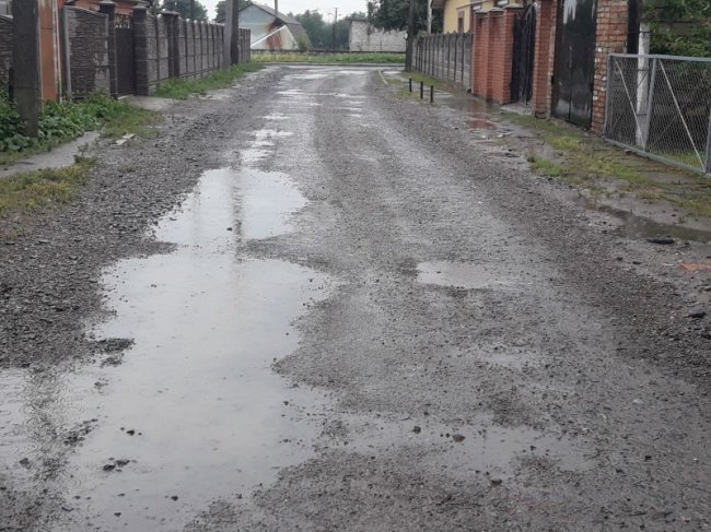 У Луцьку розвалюється нещодавно відремонтована дорога. ФОТО