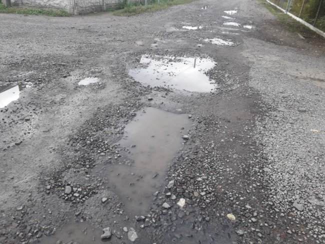 У Луцьку розвалюється нещодавно відремонтована дорога. ФОТО