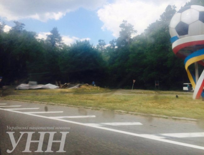 У Києві обвалився в’їзний знак