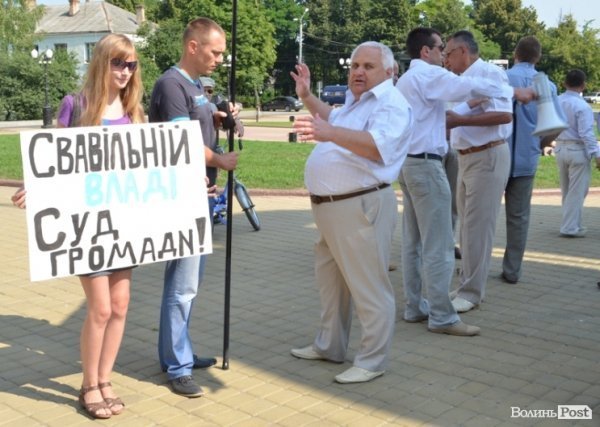 У Луцьку пікетували облдержадміністрацію: підтримували «повстанців Врадіївки». ФОТО