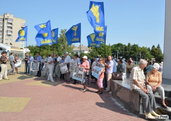 У Луцьку пікетували облдержадміністрацію: підтримували «повстанців Врадіївки». ФОТО