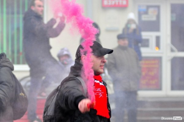 Футбольні фани у Луцьку влаштували марш. ВІДЕО