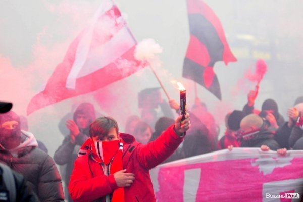 Футбольні фани у Луцьку влаштували марш. ВІДЕО