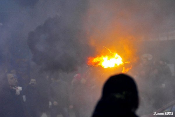 Футбольні фани у Луцьку влаштували марш. ВІДЕО