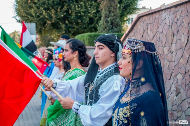 Над Луцьком урочисто підняли синьо-жовтий прапор. ФОТО