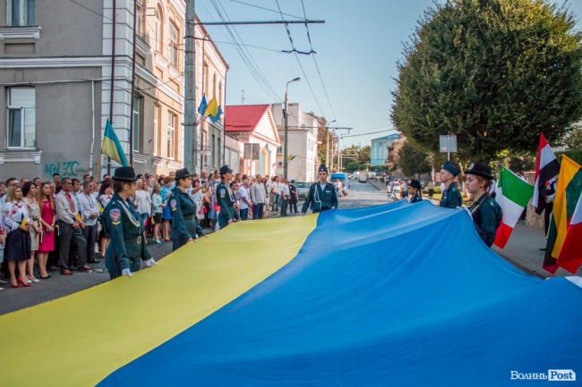 Над Луцьком урочисто підняли синьо-жовтий прапор. ФОТО