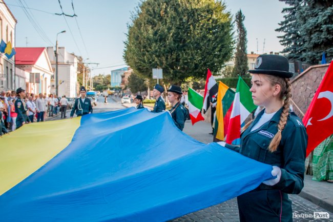 Над Луцьком урочисто підняли синьо-жовтий прапор. ФОТО