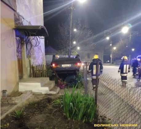 У Луцьку іномарка протаранила паркан житлового будинку і перекинулася. ФОТО, ВІДЕО
