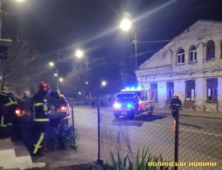 У Луцьку іномарка протаранила паркан житлового будинку і перекинулася. ФОТО, ВІДЕО
