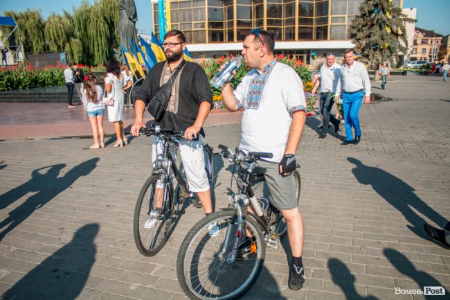 Усміхнені та у вишиванках: лучани розпочали святкування Дня Незалежності велопробігом. ФОТО