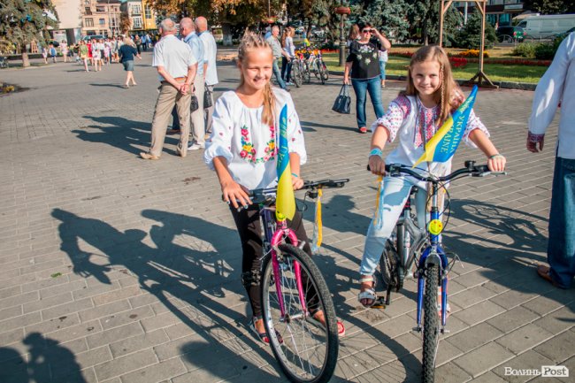 Усміхнені та у вишиванках: лучани розпочали святкування Дня Незалежності велопробігом. ФОТО