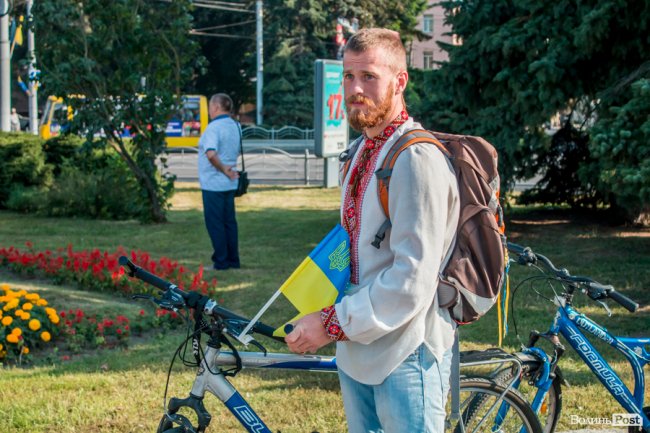 Усміхнені та у вишиванках: лучани розпочали святкування Дня Незалежності велопробігом. ФОТО