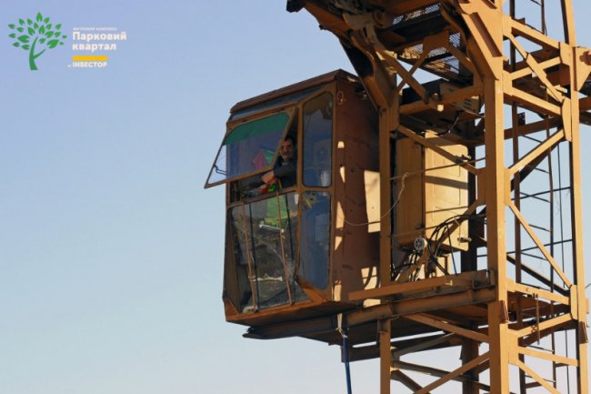 У другому будинку ЖК «Парковий квартал» встановлюють вікна та монтують дах. ФОТО*