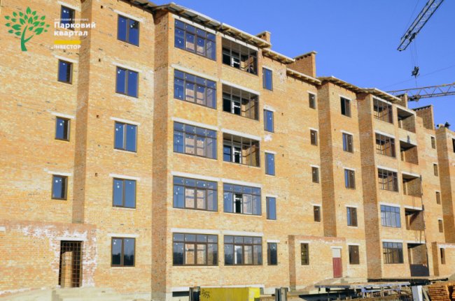 У другому будинку ЖК «Парковий квартал» встановлюють вікна та монтують дах. ФОТО*