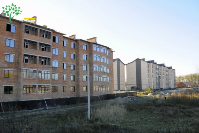 У другому будинку ЖК «Парковий квартал» встановлюють вікна та монтують дах. ФОТО*