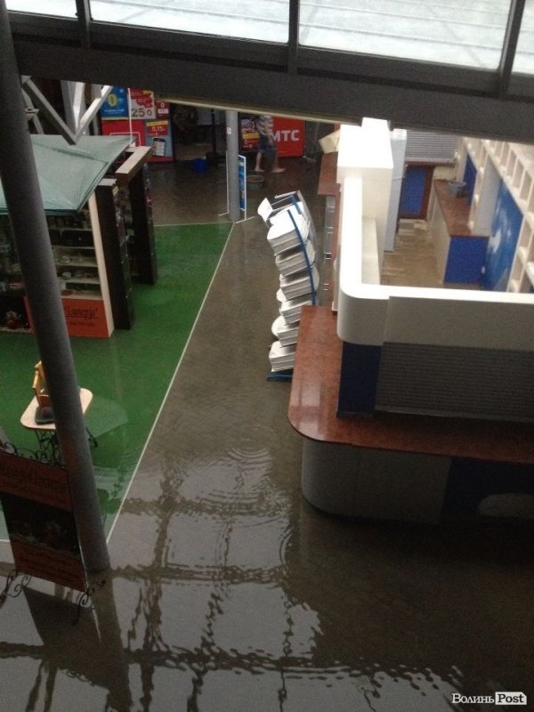 Через зливу у Луцьку люди «застрягли» у туалеті торгового центру, – очевидці. ФОТО