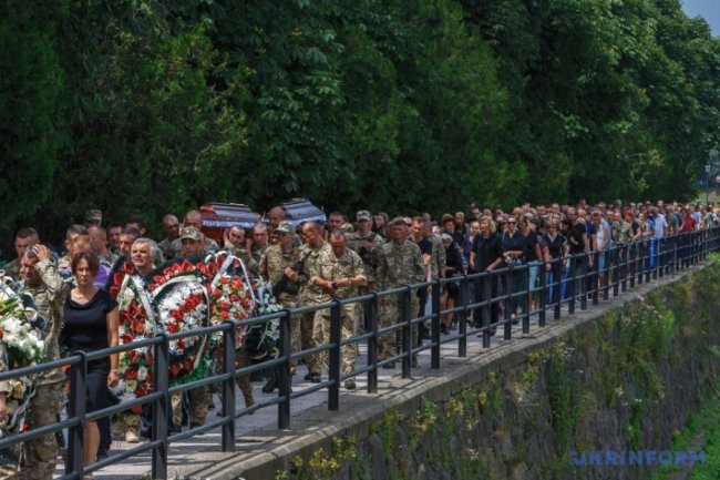 В Ужгороді попрощалися із військовими, які загинули на Рівненському полігоні