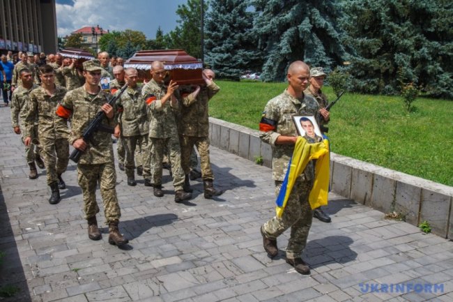 В Ужгороді попрощалися із військовими, які загинули на Рівненському полігоні