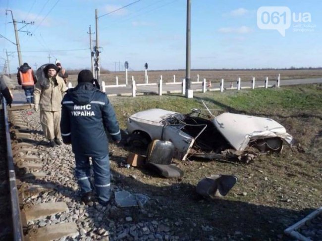 Від зіткнення з потягом «ВАЗ» розірвало навпіл. ФОТО