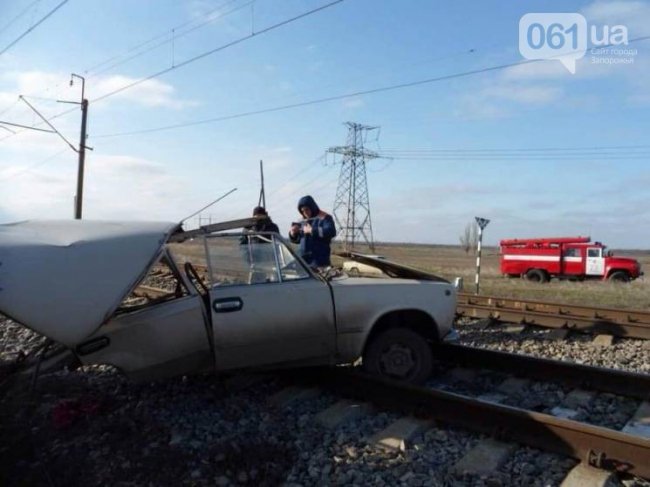 Від зіткнення з потягом «ВАЗ» розірвало навпіл. ФОТО