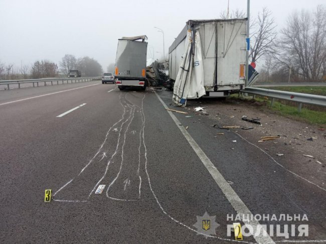 Через туман на Рівненщині зіткнулись дві фури. ФОТО