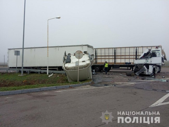 Через туман на Рівненщині зіткнулись дві фури. ФОТО
