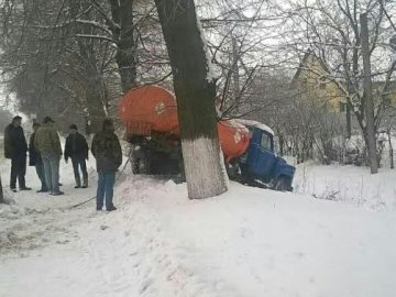 На Львівській у кювет злетів бензовоз