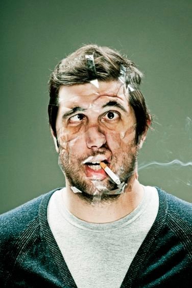 Люди, заклеєні скотчем. ФОТО