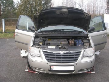 Луцькі прикордонники забрали у білоруса Chrysler через контрабандні цигарки 