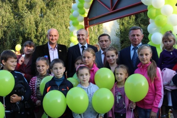 У Луцьку – новий дитячий майданчик. ФОТО