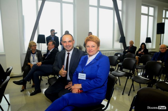 В конференці-залі «Modern-Expo» чекали на приїзд Прем'єра. Тут відбулася зустріч високопосадовця з провідними бізнесменам регіону