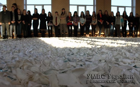 Луцькі школярі власноруч виготовили маскувальну сітку для бійців АТО. ФОТО