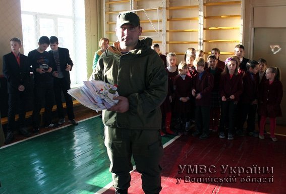 Луцькі школярі власноруч виготовили маскувальну сітку для бійців АТО. ФОТО