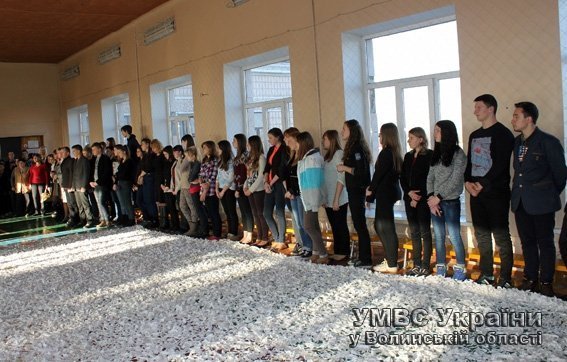 Луцькі школярі власноруч виготовили маскувальну сітку для бійців АТО. ФОТО