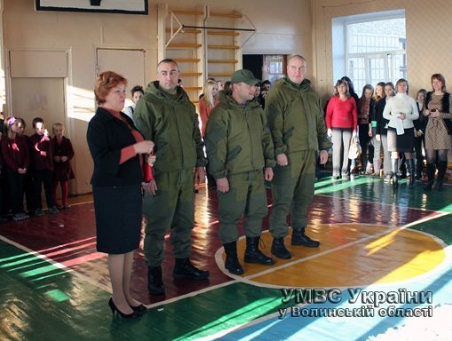 Луцькі школярі власноруч виготовили маскувальну сітку для бійців АТО. ФОТО