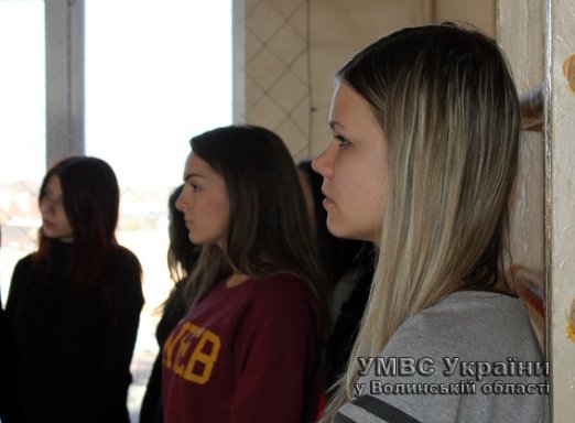 Луцькі школярі власноруч виготовили маскувальну сітку для бійців АТО. ФОТО