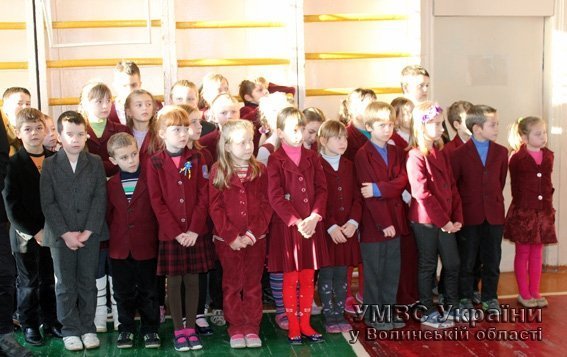 Луцькі школярі власноруч виготовили маскувальну сітку для бійців АТО. ФОТО