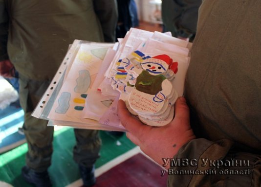 Луцькі школярі власноруч виготовили маскувальну сітку для бійців АТО. ФОТО