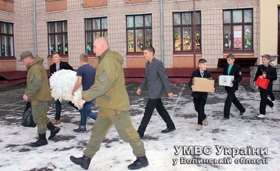 Луцькі школярі власноруч виготовили маскувальну сітку для бійців АТО. ФОТО