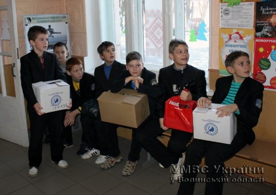 Луцькі школярі власноруч виготовили маскувальну сітку для бійців АТО. ФОТО