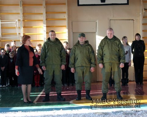 Луцькі школярі власноруч виготовили маскувальну сітку для бійців АТО. ФОТО