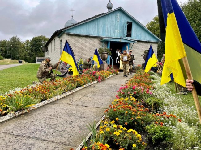 Громада на Волині попрощалася з двома захисниками. ФОТО