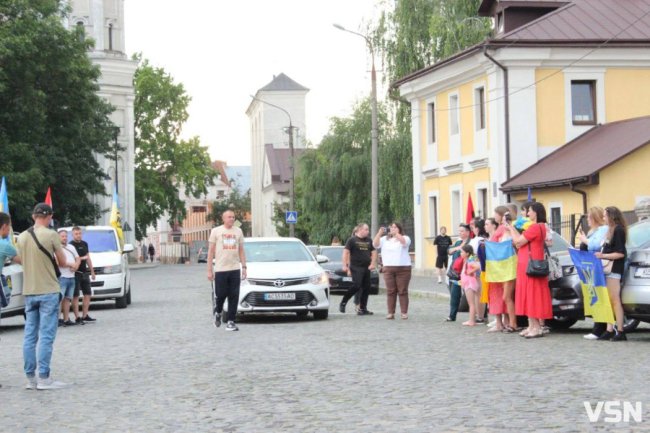 У Луцьку зустріли воїна Сергія Колошву, який повернувся із полону. ФОТО