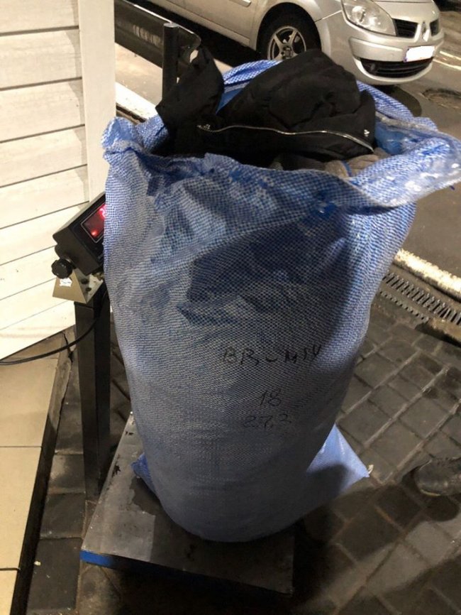 На волинській митниці затримали дві автівки, які незаконно перевозили з Польщі одяг