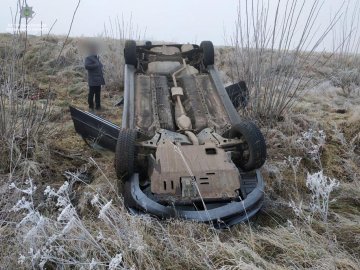 Аварія на Волині: через туман і ожеледицю авто перевернулося догори дриґом. ФОТО