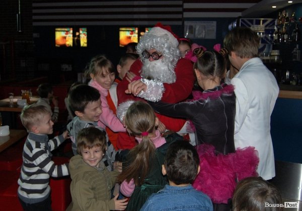У Луцьку дітям із проблемних родин подарували новорічне свято. ФОТО