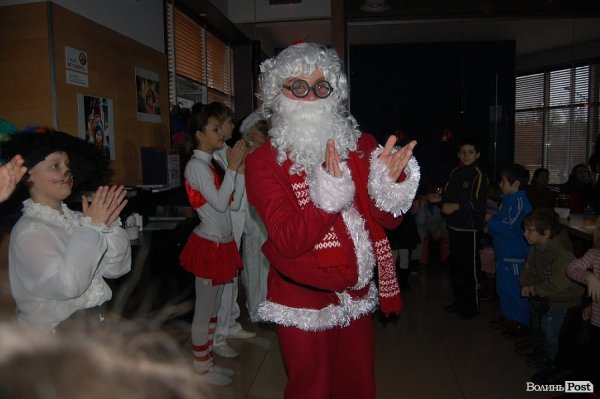 У Луцьку дітям із проблемних родин подарували новорічне свято. ФОТО